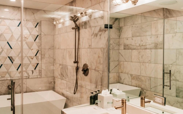 Salem Waterfront Hotel & Suites