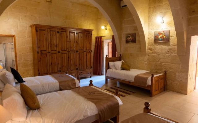 Villeleynah Amazing Gozitan Villa + Pool