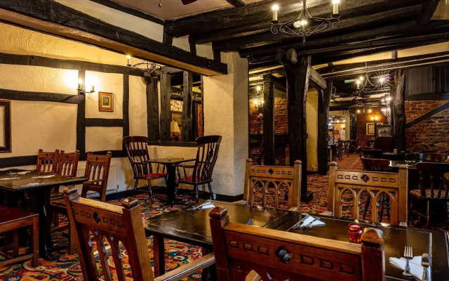 The New Inn by Roomsbooked