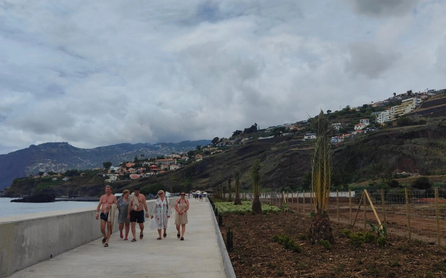 By the Beach & Pool Apartment