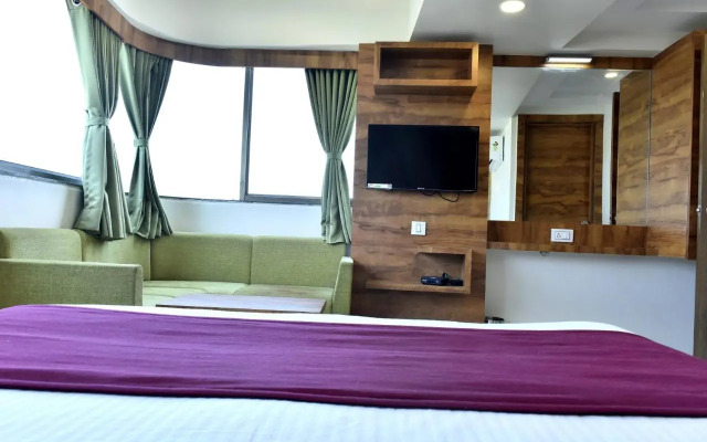 Royal King by Sky Stays Hotel