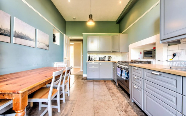 Bright and Spacious 4-bedroom Apart in Stockbridge