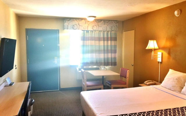 Econo Lodge Inn & Suites Enid South