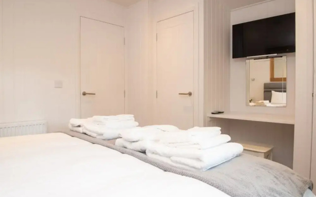 Super King Lodge-sleeps 2-hottub-sea View
