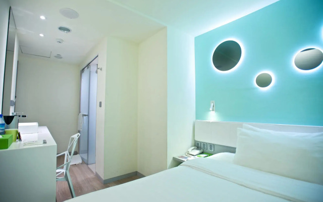 FX INN Kaohsiung Zhonghua Road Branch