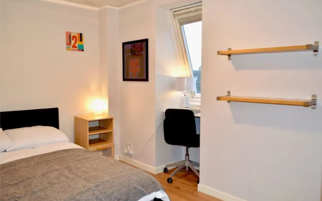 Spacious and Light 3 Bedroom Flat in Scenic Canonmills