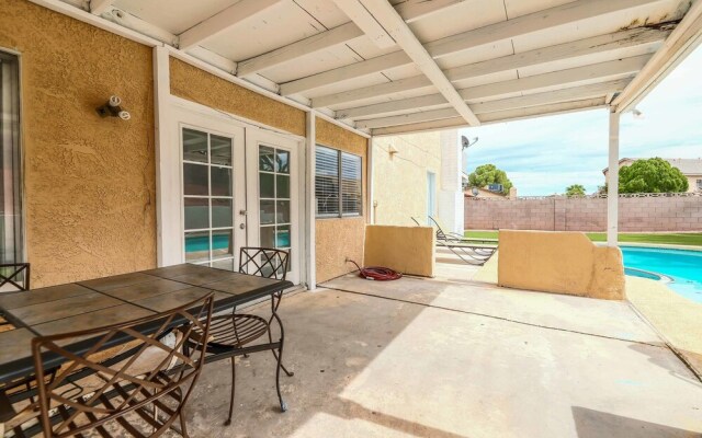 Vegas Delight   Lovely 4Bd w/ Sparkling Pool!