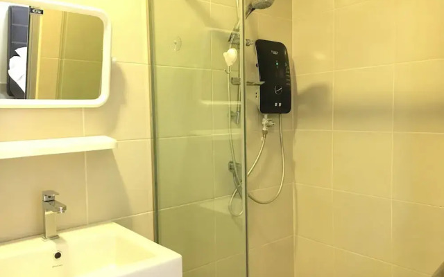 Suria Jelutong Cozy Studio by BeeStay