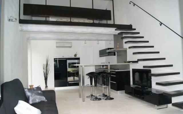 Mas en pierres dans le Luberon