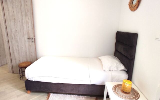 Modern Mykonos 2 Bd Aqua w shared Pool