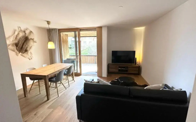 Beautiful Sunny New 1 Bed Apt (2.5Zim). Ski in/out