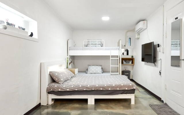 Jun Guesthouse Hongdae
