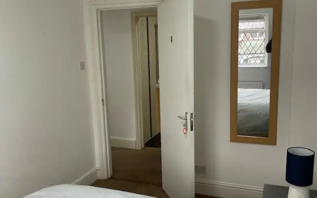Charming 5-bed House in Mitcham