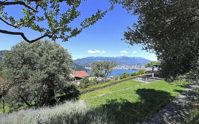 Romantic Lake View With Garden