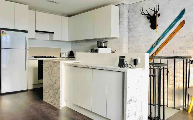 Hotham 3 Bedroom Apt