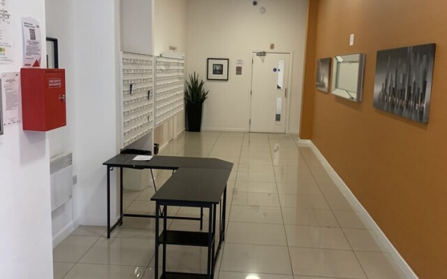 Charming 2-bed Apartment in Slough