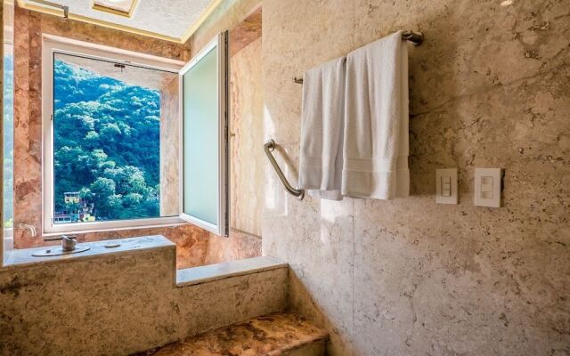 Penthouse With Amazing Views, and Luxury Throughout