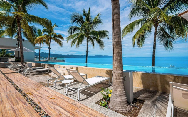 Stunning Beachfront Condo - Sea Views