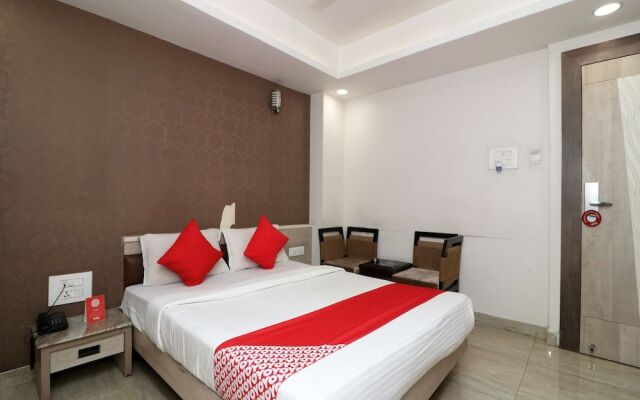 OYO Flagship 23530 Smriti Star Hotel