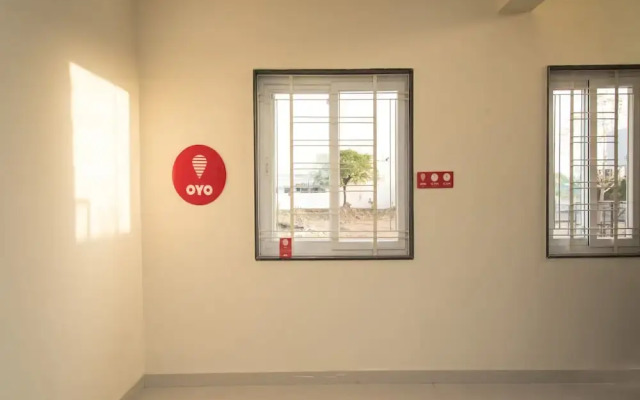 OYO 13273 Home Luxury Stay Airport Road