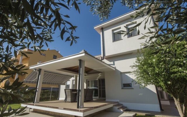 Seaside Villa in Zadar With Swimming Pool