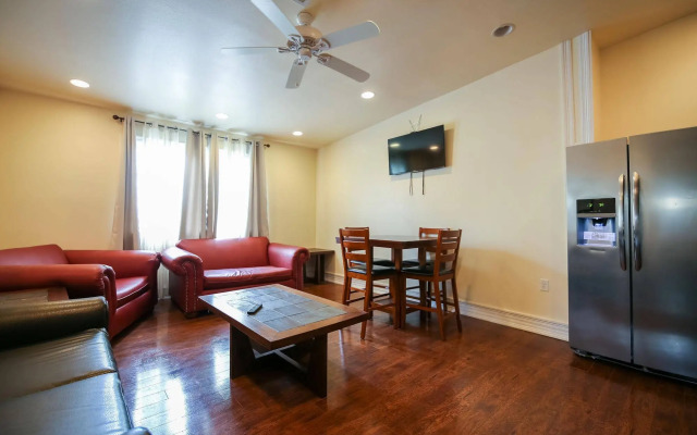 Downtown Spacious Suites by Hosteeva