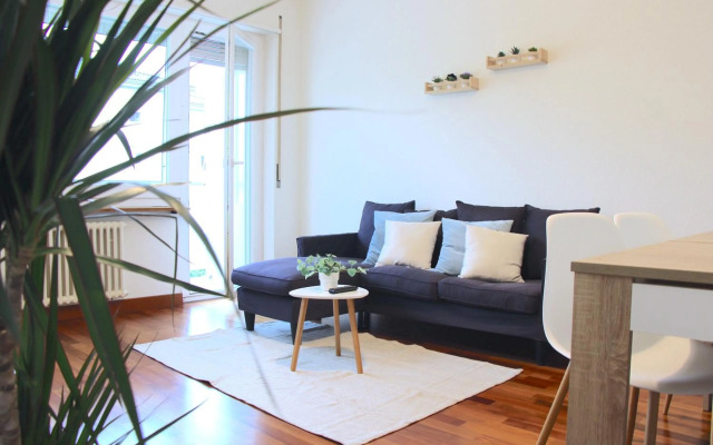 Cozy apartment with Free Parking & close to Lake