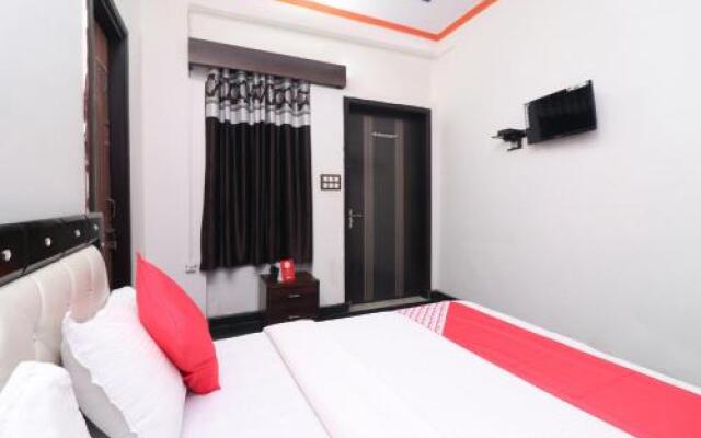 OYO 27763 Tr Hotel