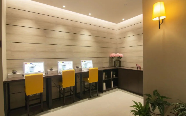 Motel (Shanghai Lujiazui Yushan Road Yuanshen Sports Center)