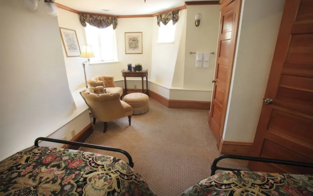 The Charles Pacific Grove - Artfully Designed Inclusive Inn