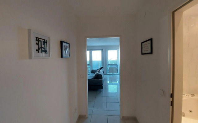 Mischek Tower Apartment with private terrace next to UNO