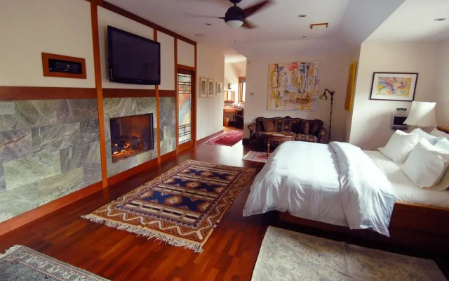 East Hampton Art House Bed & Breakfast