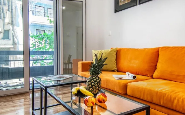 Modern and Stylish Renovated Flat, next to Metro