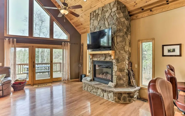 Spacious Lead Getaway w/ Private Hot Tub & Deck!