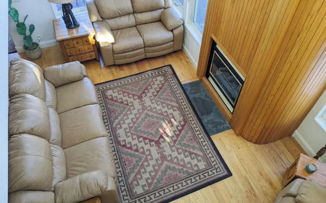 3BR Townhome w/ Mountain View & Balcony