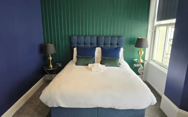 Delmont Hotel