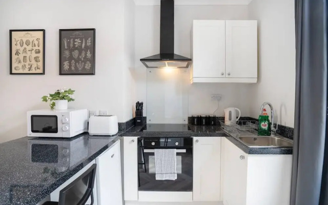 Central 2 Bedroom House-parking