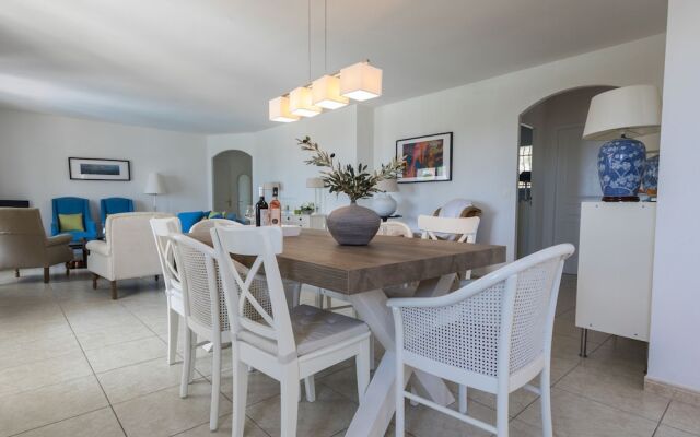 Luxurious Villa in Camplong With Jacuzzi