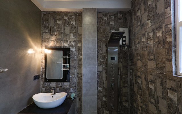 Morning Guest can see Momkeyies and Birds