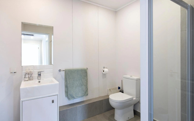 uSHAKA WATERFRONT - SPACIOUS SUBLIME STUNNER