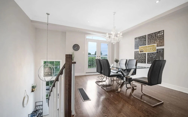 Family-friendly 3BR Mississauga Home w Parking