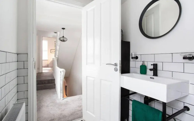 Luxurious 4-bedroom Home on Trendy Ormeau, Belfast