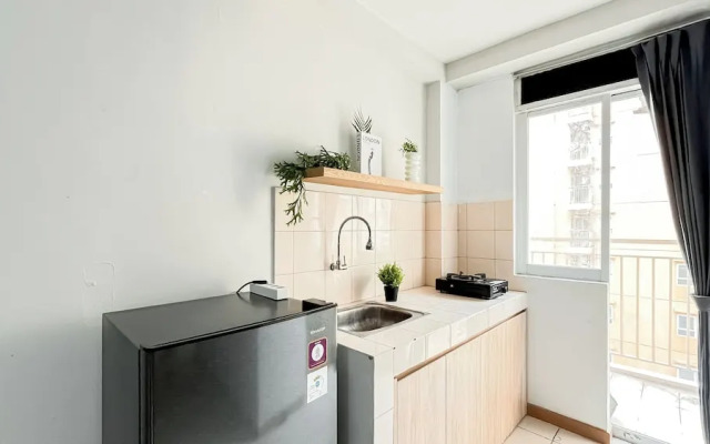 Basic Studio Room Apartment At Green Palm Residence