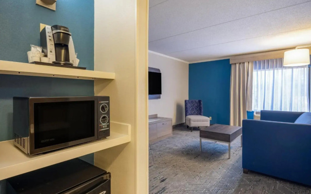 Holiday Inn Express & Suites Greensboro-(I-40 Wendover) by IHG
