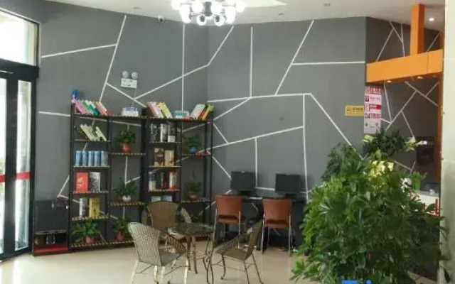 Shell Xinyang Huangchuan Country Railway Station Hotel