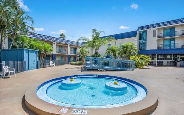 Clarion Inn & Suites Central Clearwater Beach