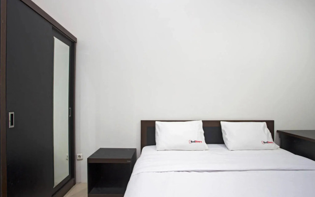 RedDoorz Tebet Utara Street
