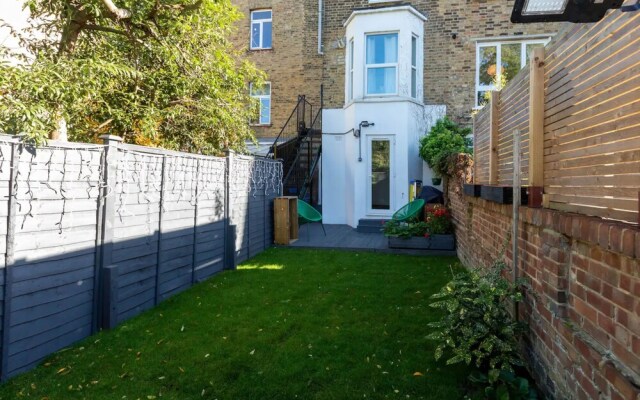 Stylish 2 Bedroom Flat With Large Private Garden