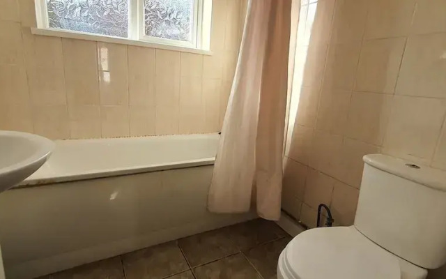 Room in Guest Room - Nice Large Room in Coventry