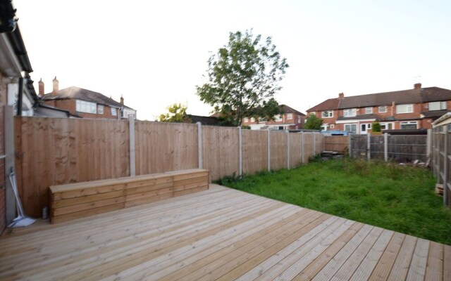 Alluring Holiday Home in Coventry with Garden